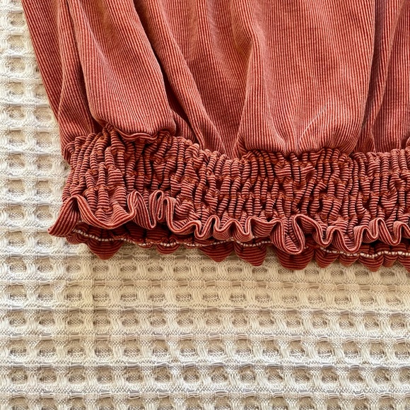 Green Envelopes Rust colored short sleeve blouse/top size small. - Picture 4 of 13